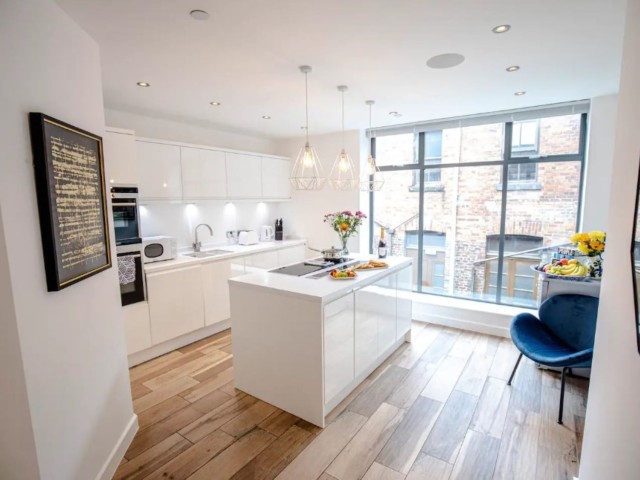 Deansgate Townhouse with Roof Terrace | Sleeps 9 image