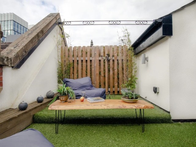 Deansgate Townhouse with Roof Terrace | Sleeps 9 image
