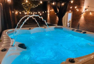 20 Sleeper House with Hot Tub