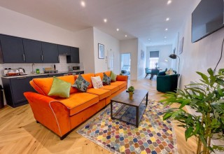 A Stones Throw Apartment | Sleeps 8