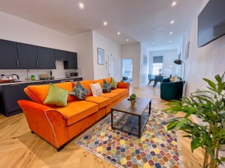 A Stones Throw Apartment | Sleeps 8 thumbnail