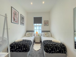 A Stones Throw Apartment | Sleeps 8 thumbnail