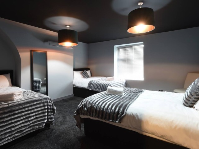 Swan Street Apartment | Sleeps 23 image