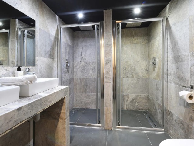 Swan Street Apartment | Sleeps 23 image
