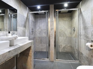 Swan Street Apartment | Sleeps 23 thumbnail