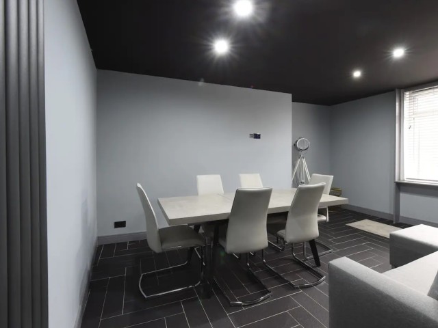 Swan Street Apartment | Sleeps 23 image