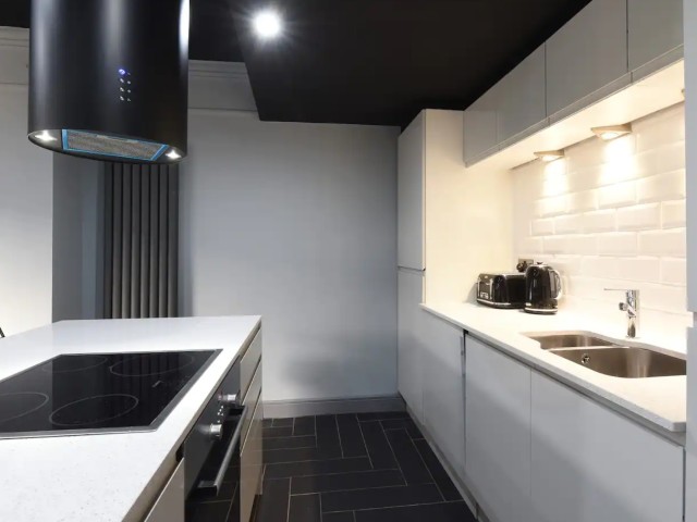 Swan Street Apartment | Sleeps 23 image