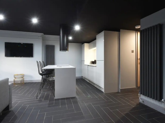 Swan Street Apartment | Sleeps 23 image