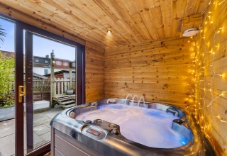 8 Sleeper Hot Tub House