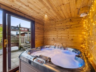 8 Sleeper Hot Tub House thumbnail