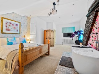 8 Sleeper Hot Tub House thumbnail