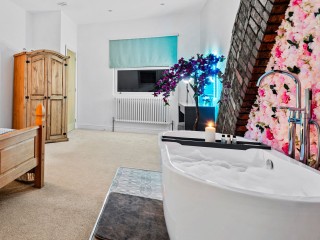 8 Sleeper Hot Tub House thumbnail