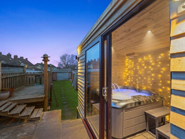 8 Sleeper Hot Tub House image