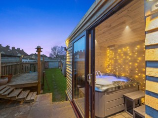 8 Sleeper Hot Tub House thumbnail