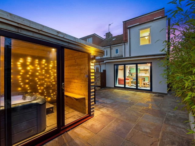 8 Sleeper Hot Tub House image