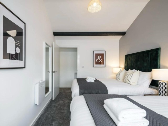 Roscoe House | Sleeps 16 image