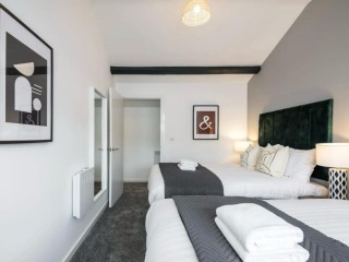 Roscoe House | Sleeps 16 thumbnail