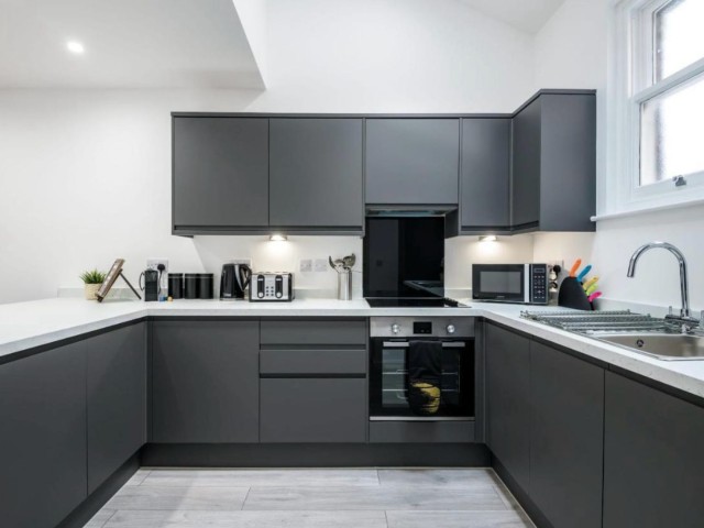 Roscoe House | Sleeps 16 image