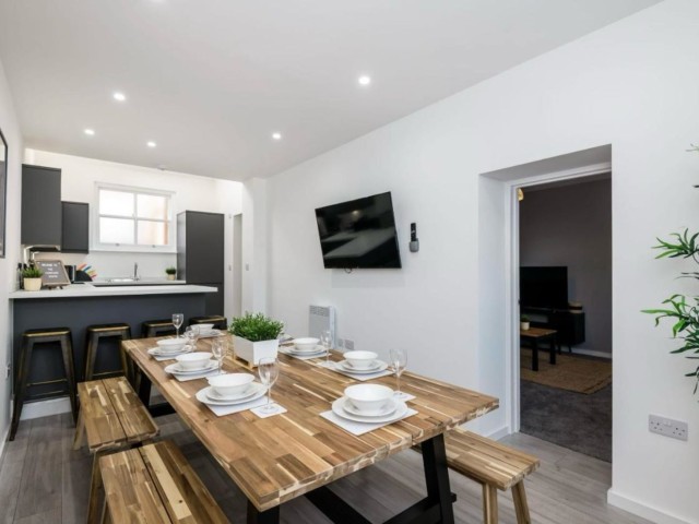 Roscoe House | Sleeps 16 image
