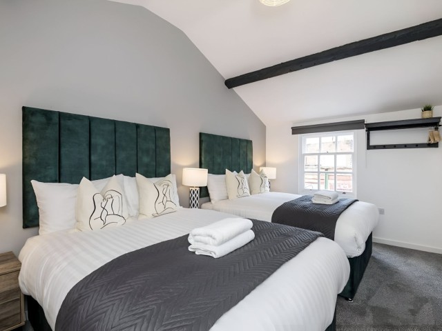 Roscoe House | Sleeps 16 image