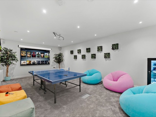 14 Sleeper Apartment With Games Room image