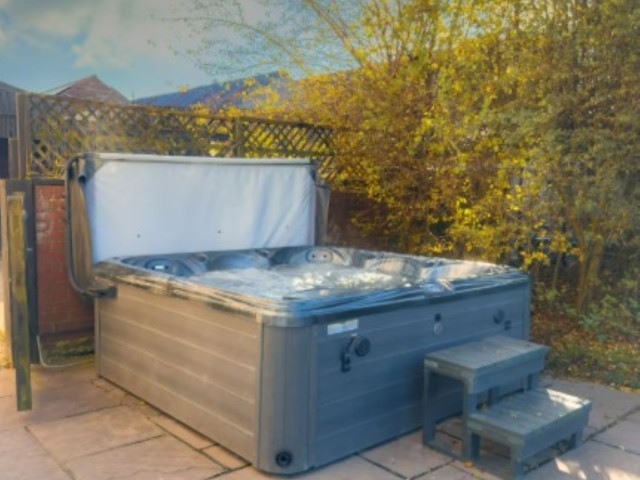 20 Sleeper Manor House with Hot Tub image