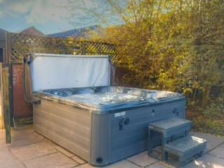 20 Sleeper Manor House with Hot Tub thumbnail