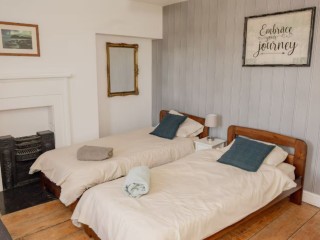 20 Sleeper Manor House with Hot Tub thumbnail