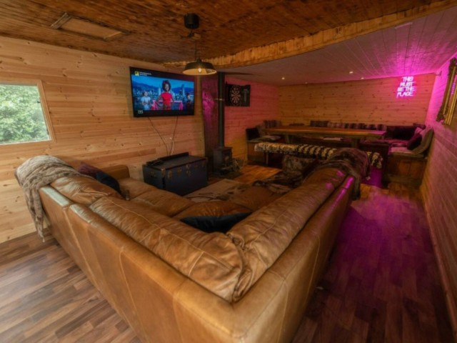 20 Sleeper Manor House with Hot Tub image
