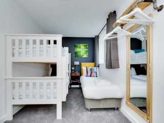 Gorgeous Townhouse | Sleeps 15 thumbnail