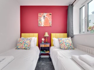 Gorgeous Townhouse | Sleeps 15 thumbnail