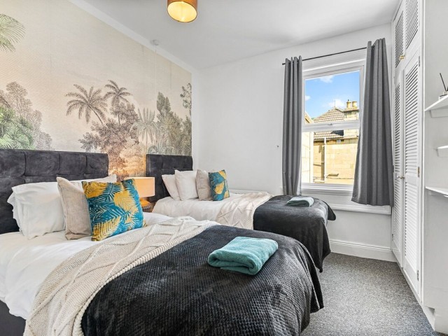 11 Sleeper Central House image