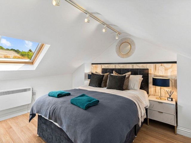 11 Sleeper Central House image