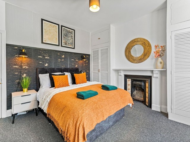 11 Sleeper Central House image