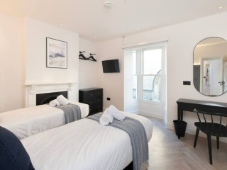 Modern Townhouse With Hot Tub | Sleeps 13 thumbnail