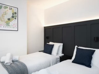 Modern Townhouse With Hot Tub | Sleeps 13 thumbnail