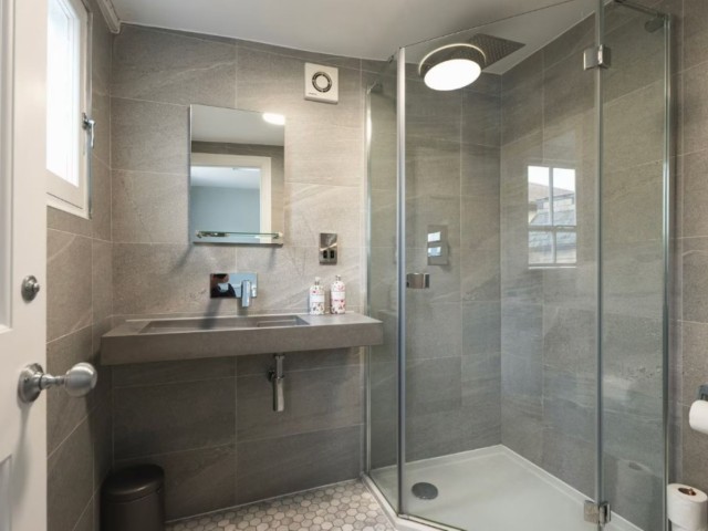 Modern Apartment | Sleeps 13 image