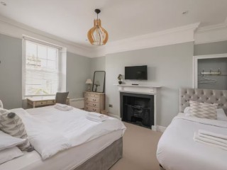 Modern Apartment | Sleeps 13 thumbnail