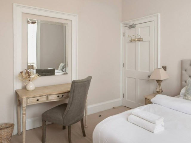 Modern Apartment | Sleeps 13 image