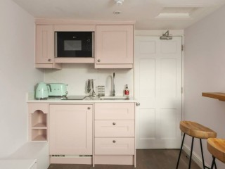Modern Apartment | Sleeps 13 thumbnail