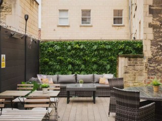 Central Townhouse with Terrace | Sleeps 10 thumbnail