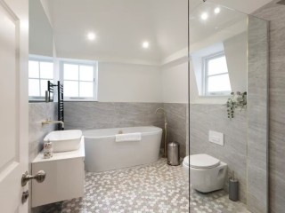 Central Townhouse with Terrace | Sleeps 10 thumbnail