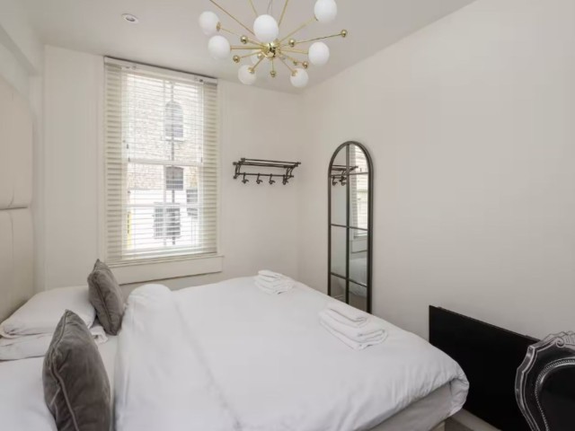 Central Townhouse with Terrace | Sleeps 10 image