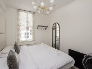 Central Townhouse with Terrace | Sleeps 10 thumbnail