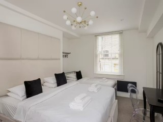 Central Townhouse with Terrace | Sleeps 10 thumbnail