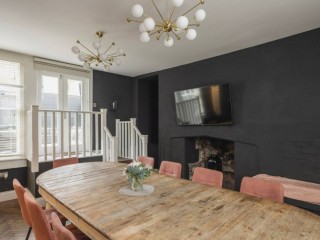 Central Townhouse with Terrace | Sleeps 10 thumbnail