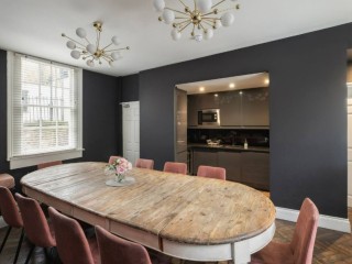 Central Townhouse with Terrace | Sleeps 10 thumbnail