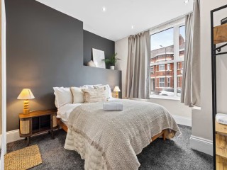 Old Trafford House | Sleeps 14 thumbnail