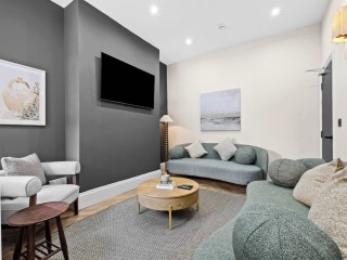 Old Trafford House | Sleeps 14 thumbnail