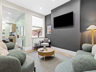 Old Trafford House | Sleeps 14 thumbnail